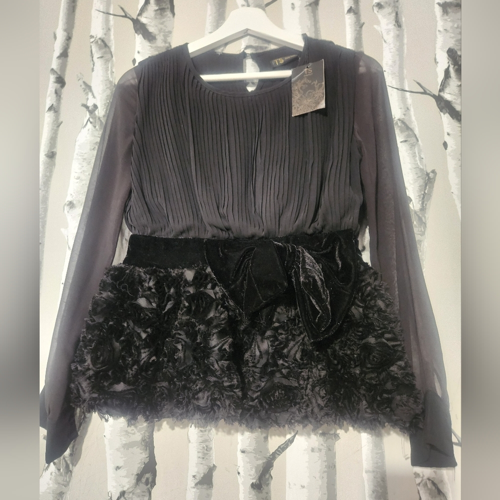 Three Seasons cute mesh sleeve and ruffled top Size M